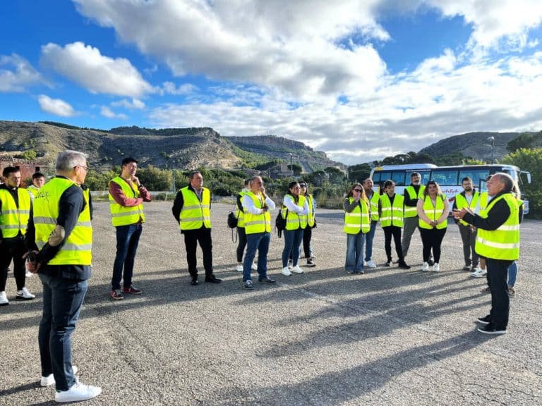El Grupo Trilux fomenta el talento local con visitas educativas a su planta de producción de Zalux