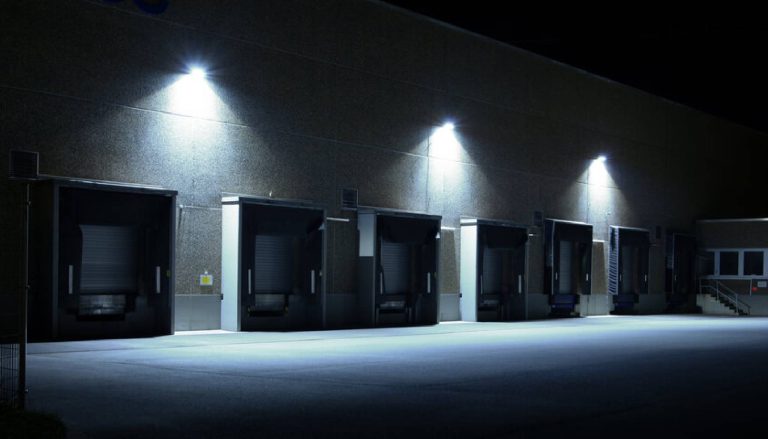 El proyector FLOODLIGHT COMPACT GEN 2 de LEDVANCE combina eficacia, robustez y versatilidad al servicio de la iluminación exterior