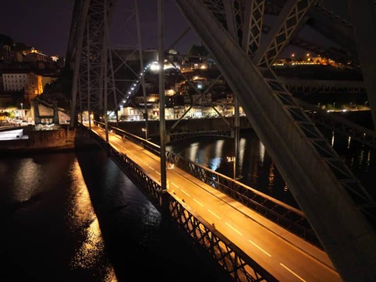 Televés ilumina el puente Luís I, símbolo de la ciudad de Oporto y del río Duero