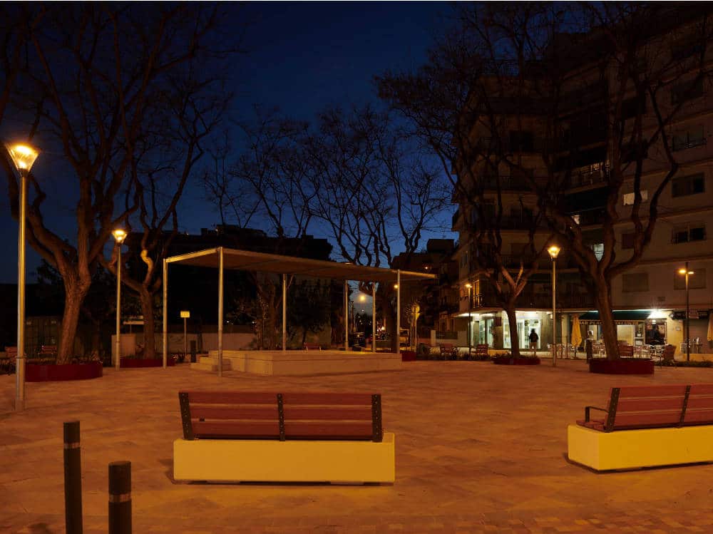 NOTICIA 4 CARANDINI Plano General Plaza Iluminada Por Carandini
