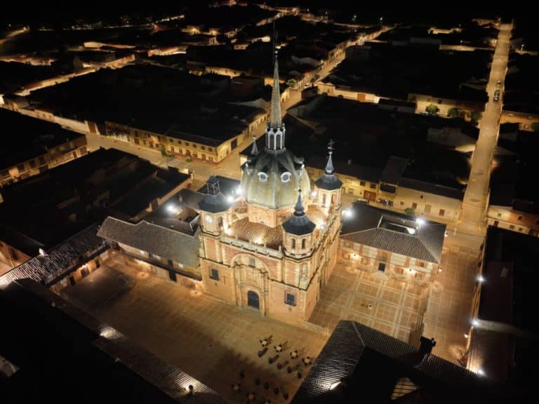 Renovación luminotécnica en San Carlos del Valle por Artecoin