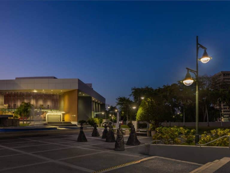 ATP ilumina el centro de Bellas Artes Luis A. Ferré, en San Juan, Puerto Rico