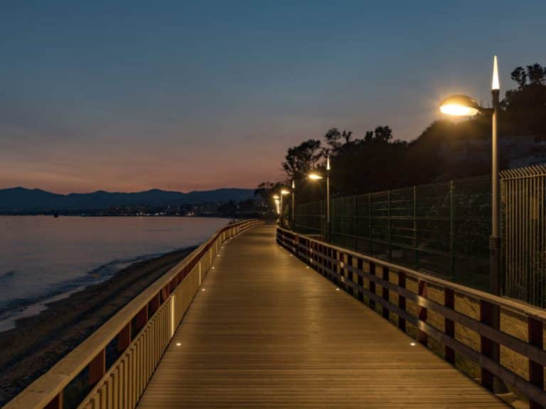 ATP Iluminación transforma la senda litoral de Marbella