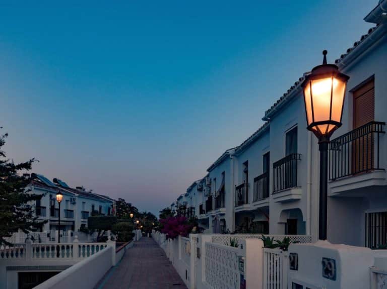 Los Álamos, en Málaga, actualizó su alumbrado de los años 80 con tecnología led de ATP Iluminación