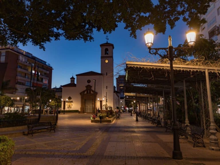 En Fuengirola se ha llevado a cabo la sustitución de más de 1.300 puntos de luz en una treintena de vías de la ciudad, utilizando luminarias de ATP Iluminación