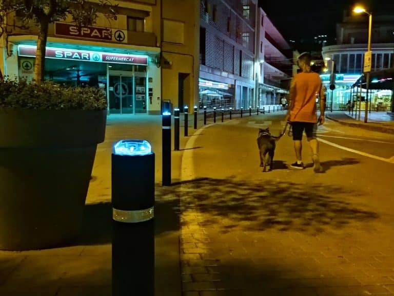 Las pilonas con tecnología led solar del Grupo Benito Novatilu dan seguridad en los pasos de peatones