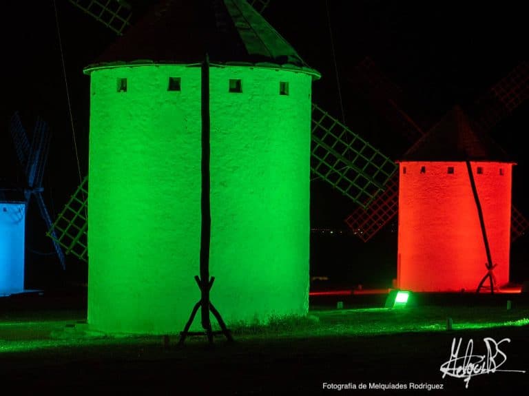 Benito ilumina los molinos de Campo de Criptana, en Castilla-La Mancha