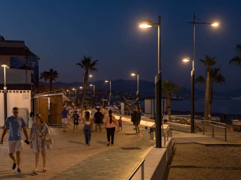 ATP ilumina el paseo marítimo de Sabinillas, Málaga, con conjuntos de alumbrado inmunes a la corrosión