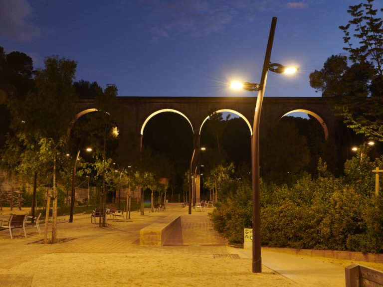 El Parque del Acueducto, en Barcelona, estrena iluminación de la mano de Carandini