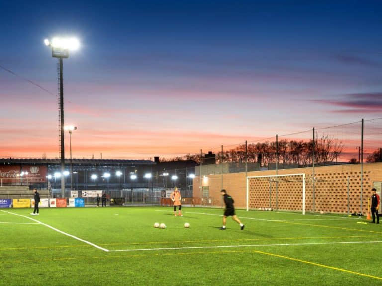 El proyector deportivo Athlos de Carandini tiene un nuevo módulo led que aumenta su capacidad de iluminación a 265.000 lm
