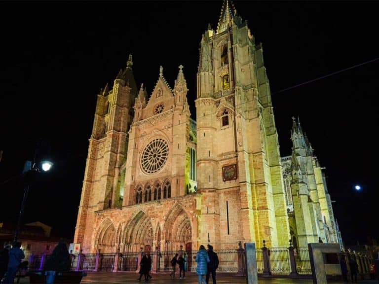 Prilux ilumina la fachada principal de la Catedral de León