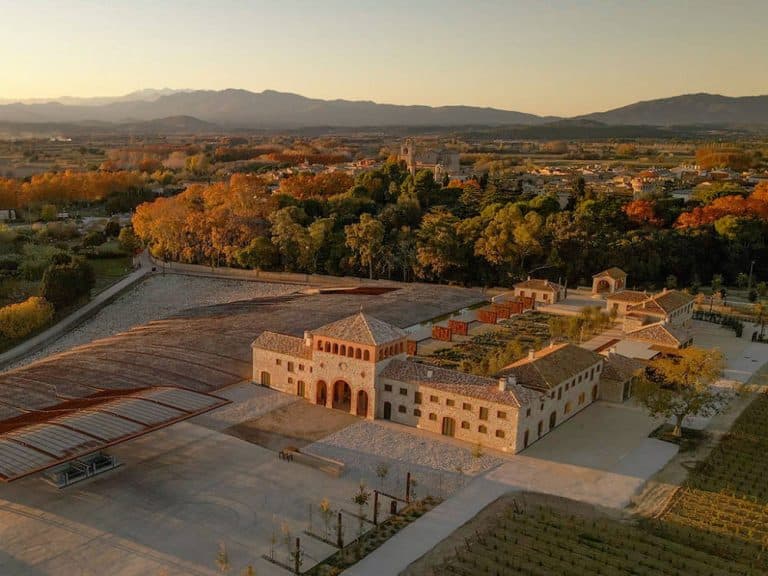 Iguzzini, en colaboración con Artec Studio y RCR Arquitectes, ha presentado su proyecto de iluminación que ha transformado el Celler de Perelada en Girona