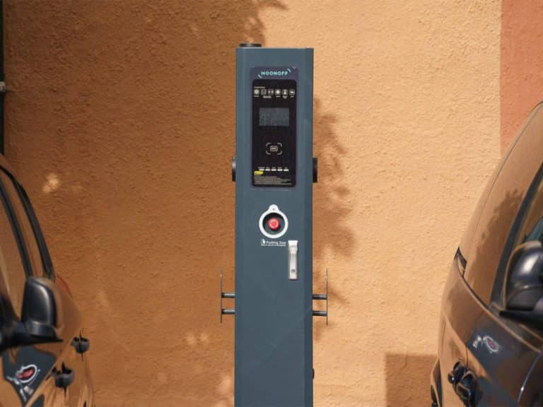 El ayuntamiento de Huelva apuesta por los cargadores para coches eléctricos de Moonoff