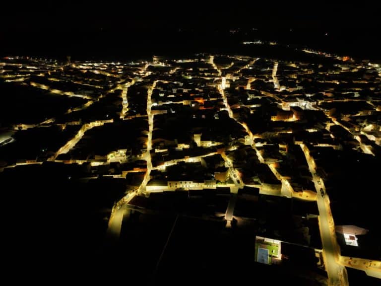 Villanueva de la Fuente impulsa la eficiencia energética de su alumbrado público a través de la modernización llevada a cabo por Artecoin