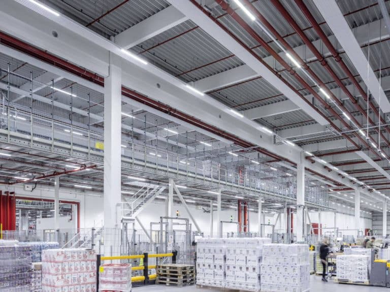 La industria logística busca soluciones: Rewe lidera el camino hacia la sostenibilidad con Trilux