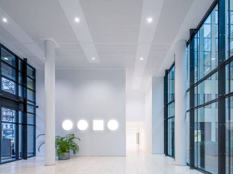 Nueva era de la iluminación de paredes y techos: OLISQ de Trilux