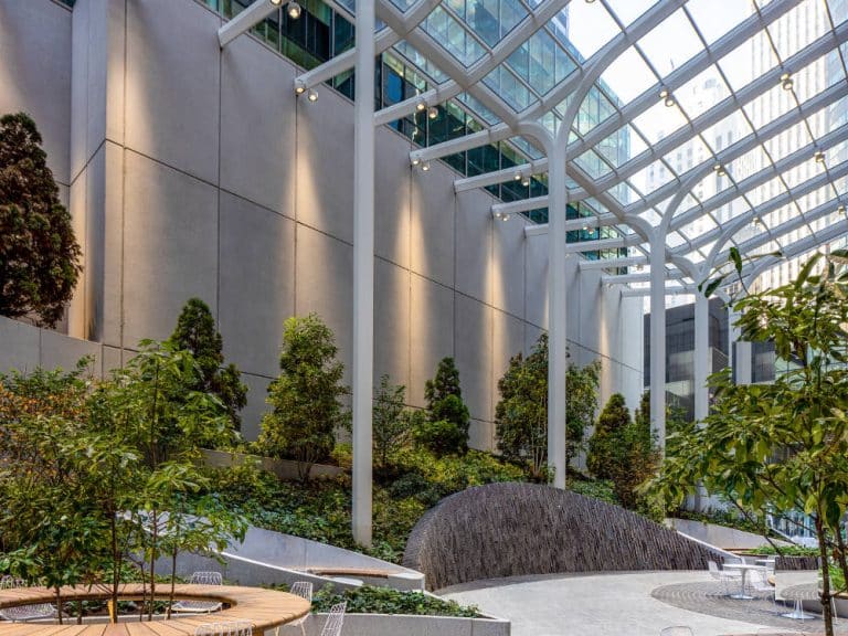 Las luminarias de exterior de Erco instaladas en el jardín ubicado en el 550 de la Avenida Madison en Nueva York