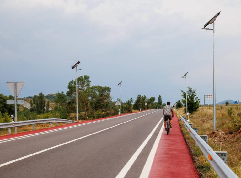Carandini ha iluminado el nuevo carril bici entre Sabiñánigo y Jaca, en Huesca