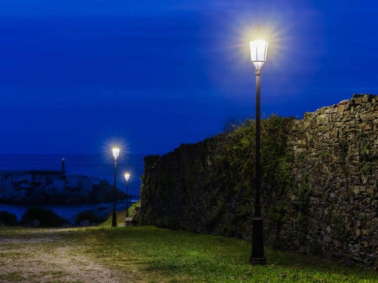 ATP Iluminación renueva el alumbrado del concejo costero de Navia, Asturias, con soluciones led inmunes a la corrosión