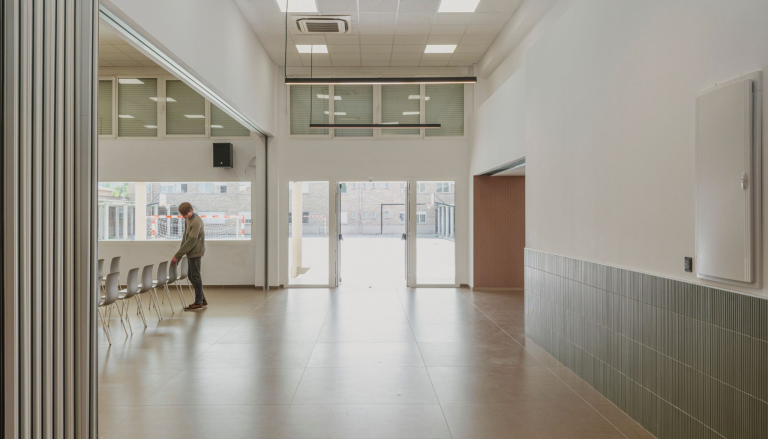 Simon integra luz lineal y conectividad para oficinas funcionales y confortables