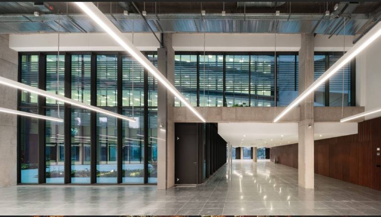 Normagrup ilumina las oficinas de HIIT en Barcelona: la luz como parte de la arquitectura