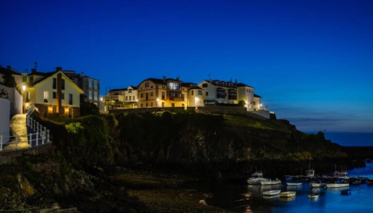 Tapia de Casariego (Asturias): transformación lumínica que responde a la exigencia del entorno