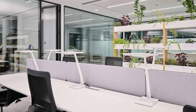 TRILUX ilumina el espacio de trabajo del futuro con proyectos integrales que priorizan la eficiencia energética y el bienestar