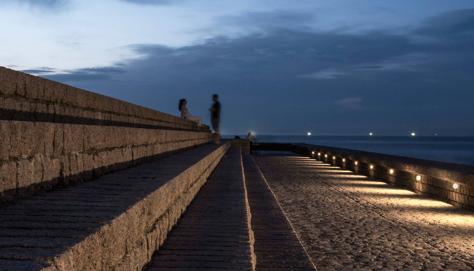 Iluminar sin alterar la oscuridad en el paseo hacia el Peine del Viento en San Sebastián