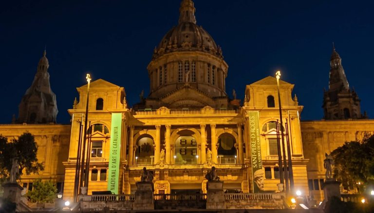 BENITO URBAN ilumina de amarillo edificios emblemáticos con motivo de la salida del Tour de France desde Barcelona
