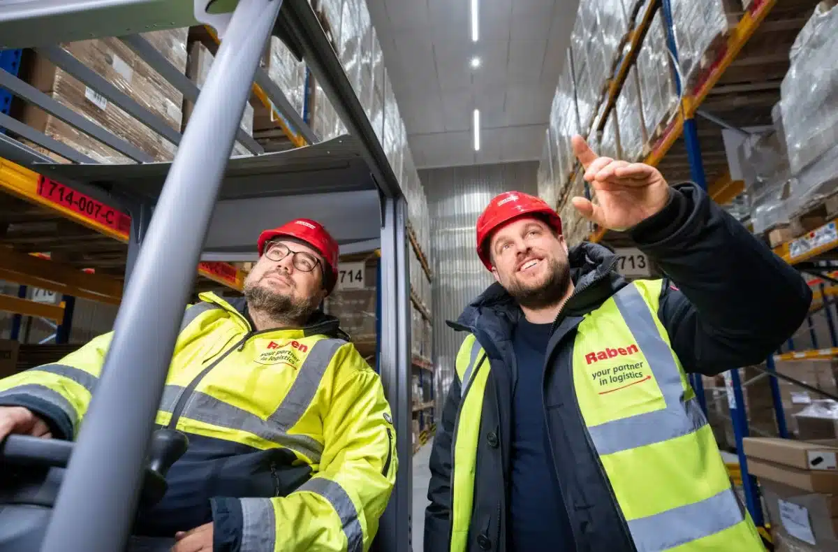 Solución de iluminación y empleados en Raben Group Logistic Centre