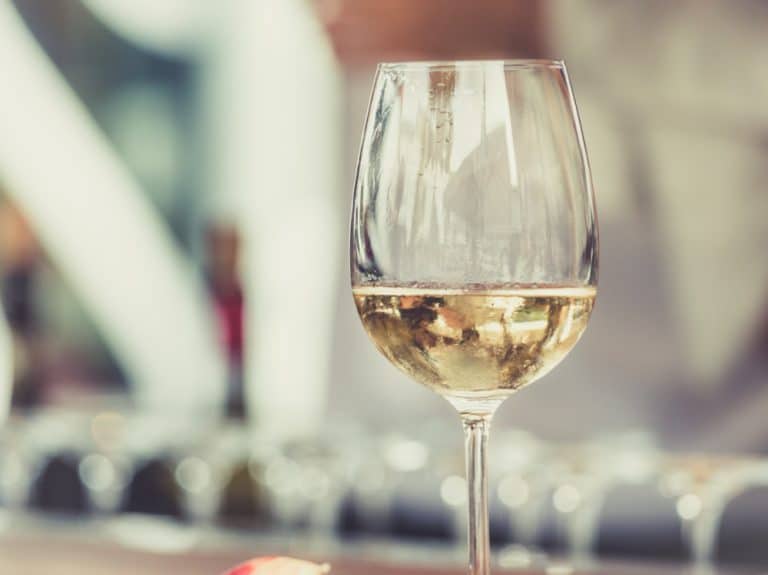 Las bodegas Ramón Bilbao y Martín Códax, la empresa Prilux Iluminación I+D y VITEC, estudian cómo evitar que la exposición a la luz dañe el aroma y color en vinos blancos, espumosos y rosados, a través de tecnología LED