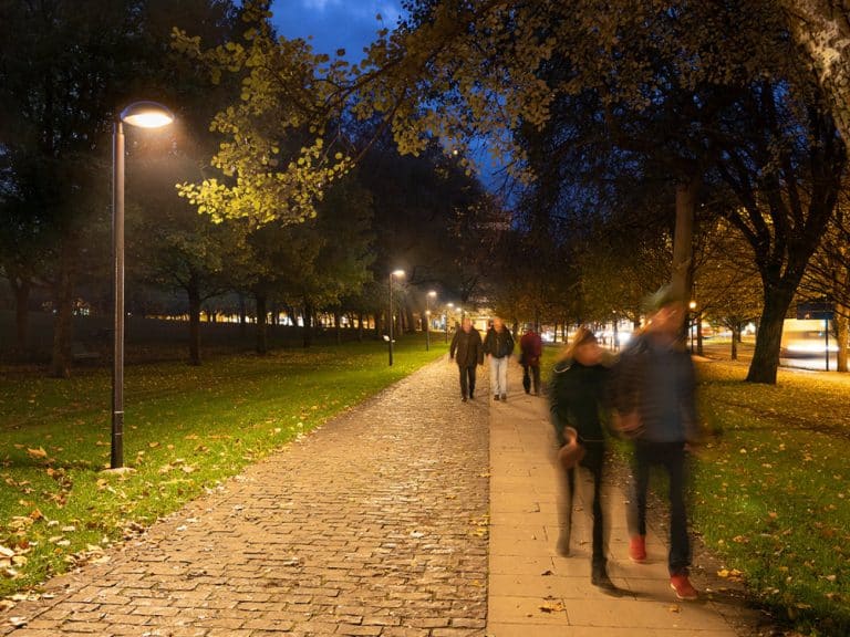 Renovación del alumbrado exterior en la Vuelta del Castillo con LED 2200 K de ATP