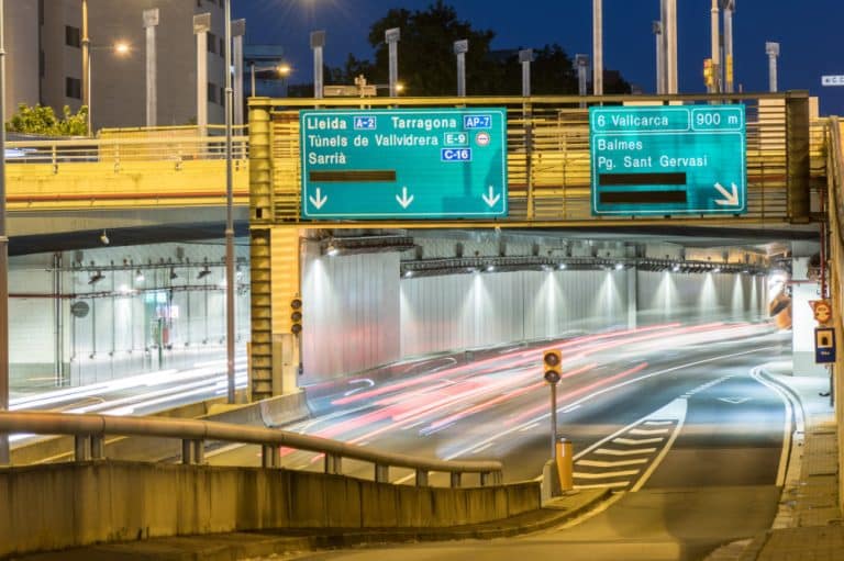 La luminaria T-Max de Carandini vuelve a iluminar las Rondas de Barcelona