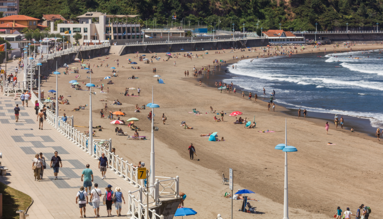 Renovación del alumbrado exterior en Castrillón: eficiencia, calidad lumínica y resistencia en el entorno costero