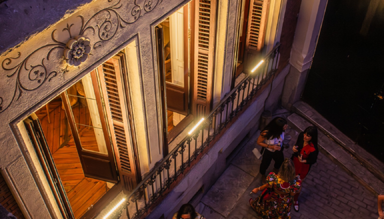 El palacio de Santa Bárbara de Madrid se ilumina durante ART IN PLACE 2025