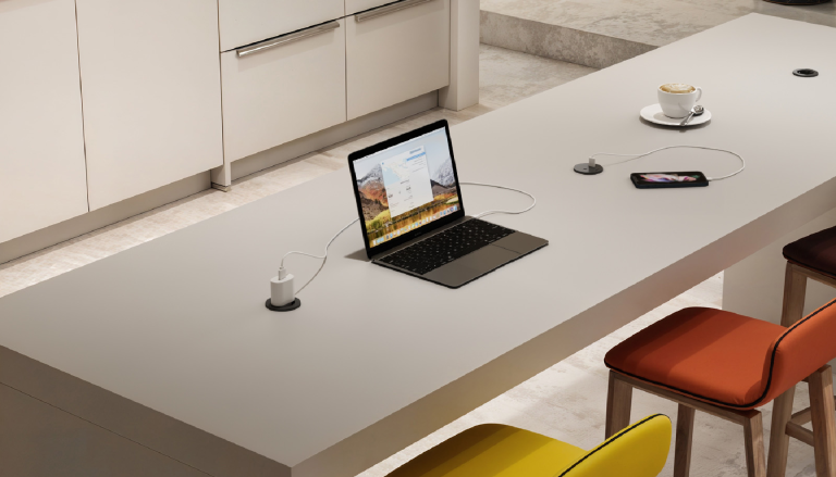 Simon Flash: una nueva generación de soluciones de conectividad integrada en mobiliario